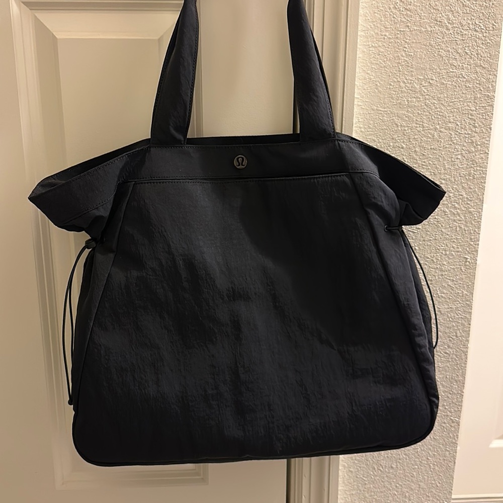 Lululemon side cinch shopper bag. No tags. Used one time.